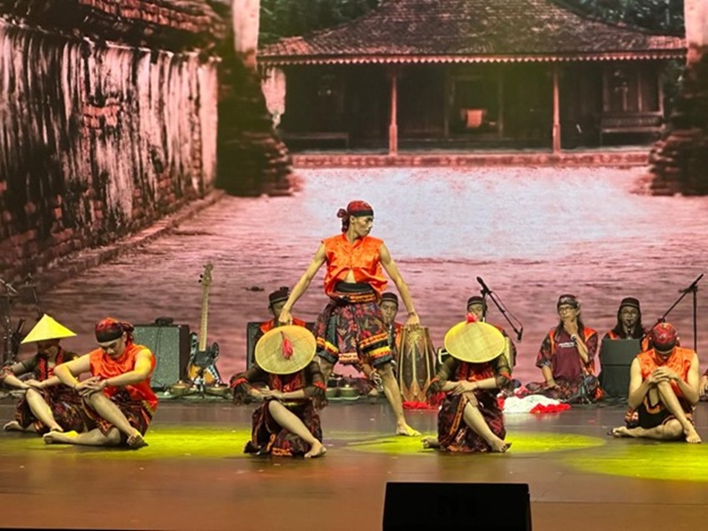 MEMBANGGAKAN: PUI Seni Budaya Unesa tampilkan tarian Jawa Timuran dalam pagelaran Indonesian Cultural Nights atau ICN di Bangkok, Thailand.