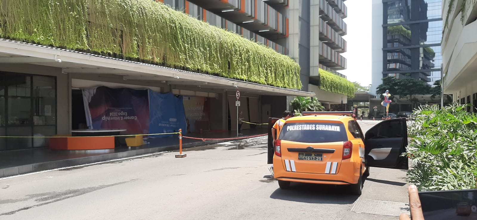 Polisi melakukan olah TKP mahasiswi meloncat dari lantai 22 kampus di Surabaya Barat. (Mahrus/Radar Surabaya)