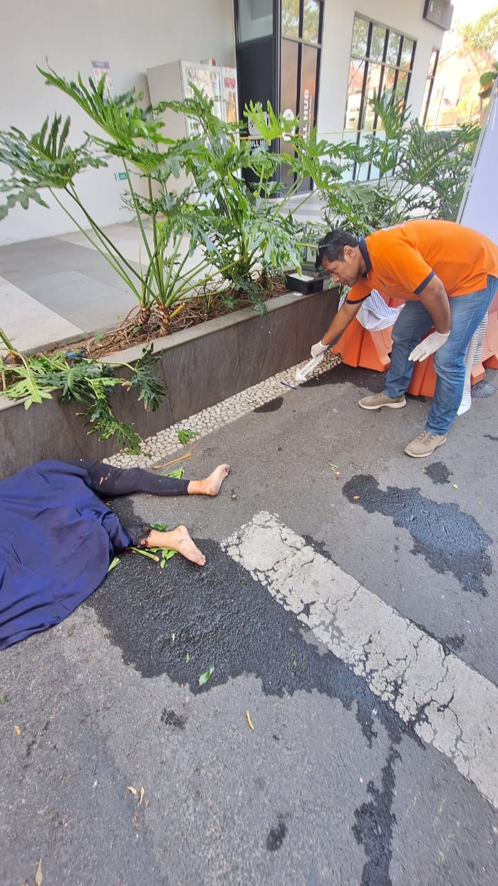 TKP: Lokasi korban tergeletak usai lompat dari lantai 22 kampus UC Surabaya.