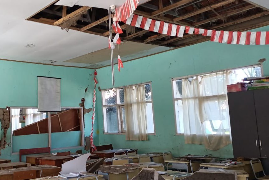 Fasilitas umum berupa sekolah dasar yang mengalami kerusakan akibat gempa di Kabupaten Bandung.
