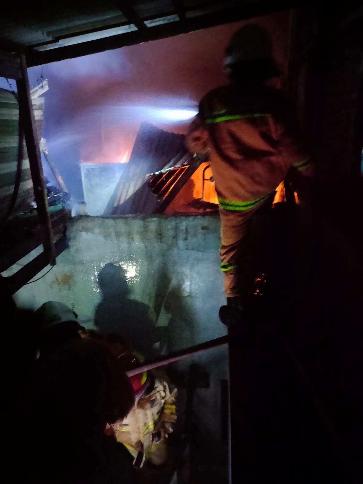 KONDUSIF : Petugas DPKP Surabaya memadamkan api yang membakar lantai III rumah di Jalan Semampir Tengah, Surabaya.&nbsp;   &nbsp;