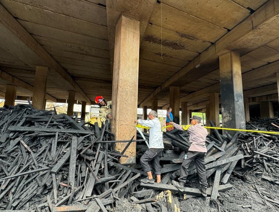 HABIS : Beberapa lapak pedagang di bawah jembatan tol Surabaya-Gempol, Jalan Tambak Pring, Surabaya yang terkena imbas kebakaran.