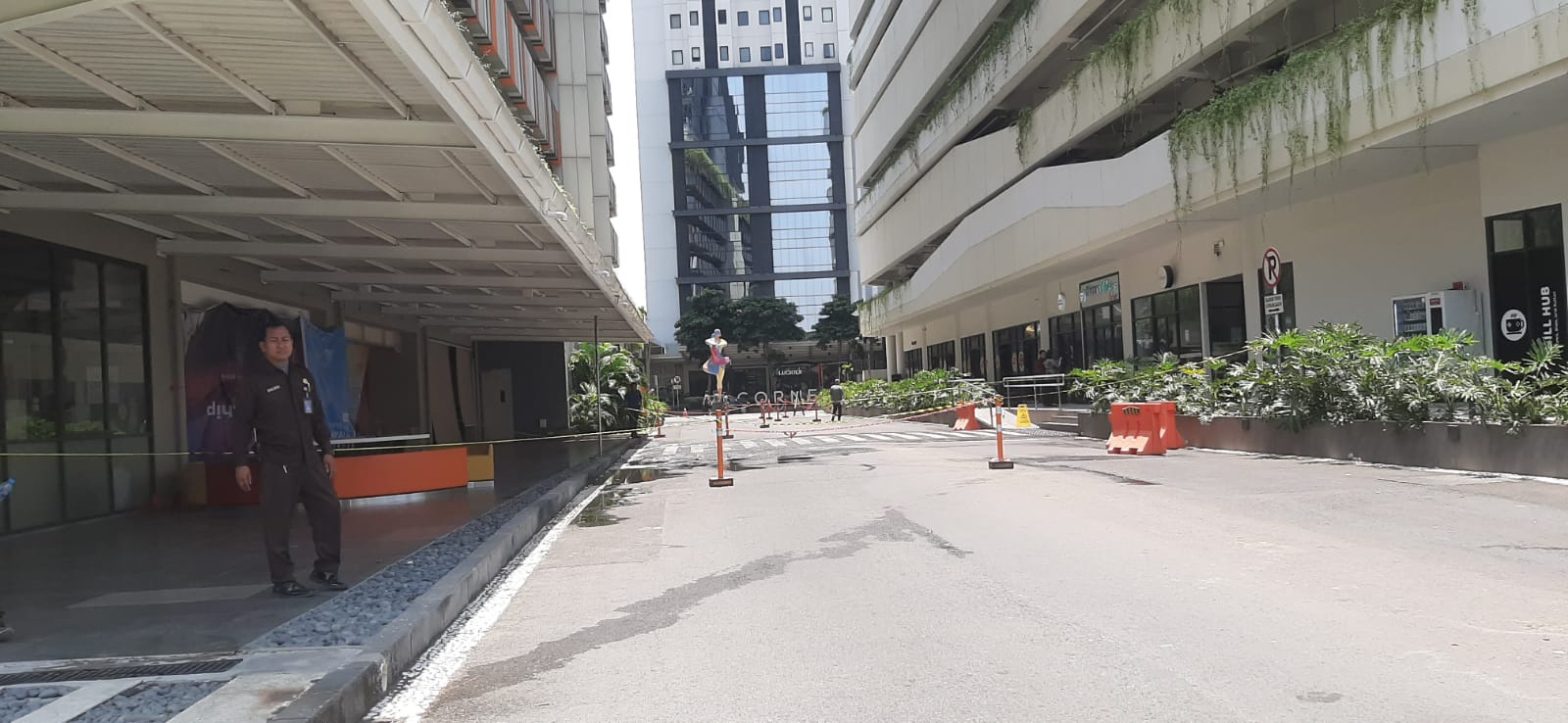 NEKAT: Lokasi ditemukannya SNV,  mahasiswi UC di kawasan Sambikerep, Surabaya yang tewas setelah lompat dari lantai 22 gedung kampus Rabu(18/9) pagi.