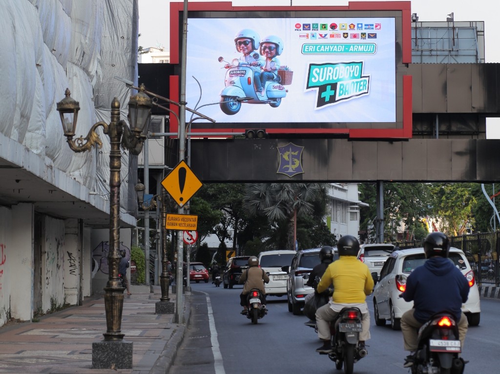Papan reklame di kawasan Jalan Tunjungan, Surabaya. Pemkot membuka peluang bagi pengusaha manfaatkan aset untuk pemasangan reklame.