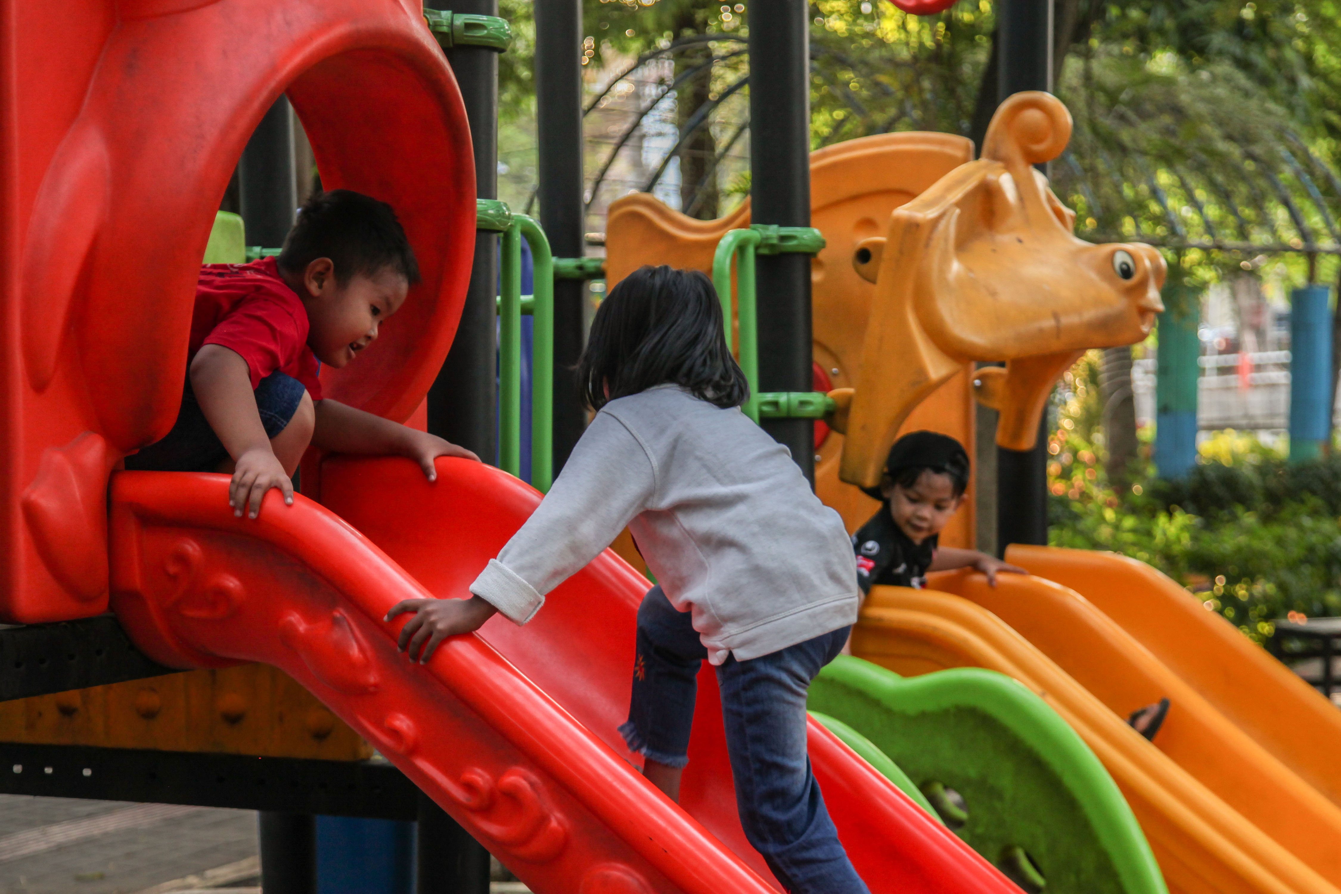 SURYANTO/RADAR SURABAYA AMAN DAN NYAMAN: Area terbuka hijau untuk kawasan bermain anak menjadi hal penting dalam mewujudkan Kota Layak Anak di Surabaya.