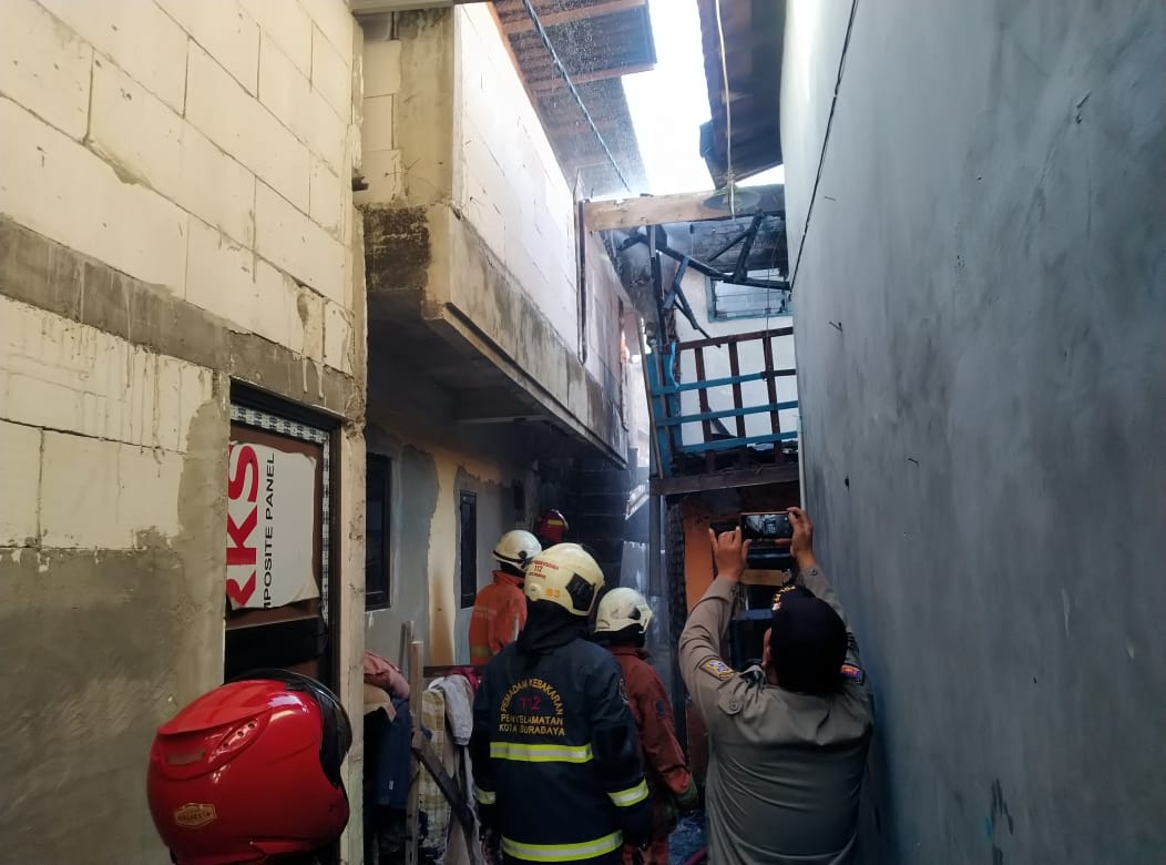 Petugas DPKP Surabaya melakukan pemadaman di rumah Jalan Kalibutuh Timur, Surabaya. (IST)