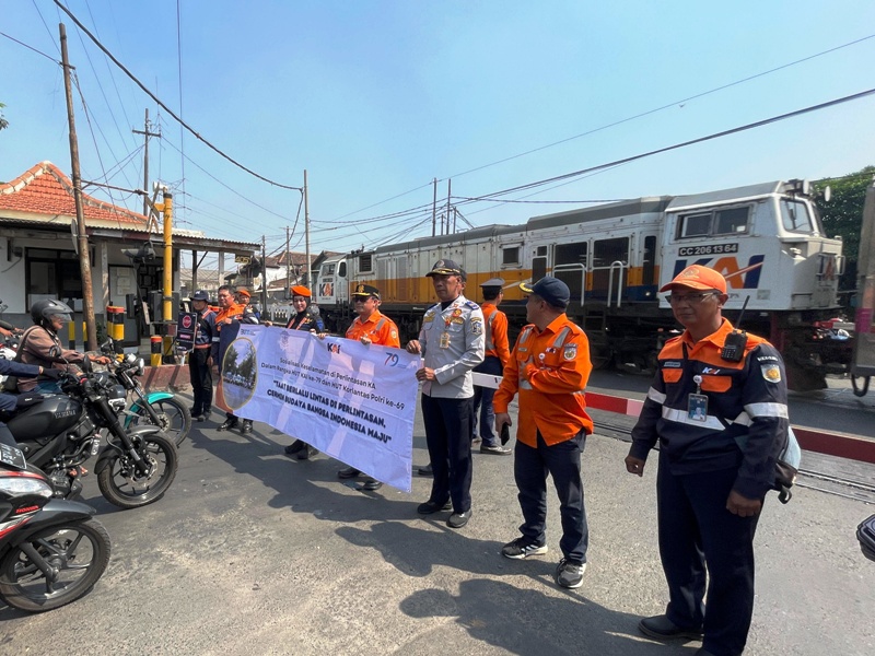 TEGAS: PT KAI Daop 8 Surabaya bersama Satlantas Polres Tanjung Perak, Dishub Surabaya dan beberapa elemen sosialisasi keselamatan di perlintasan di JPL 405a, Jalan Dupak Rukun Surabaya.