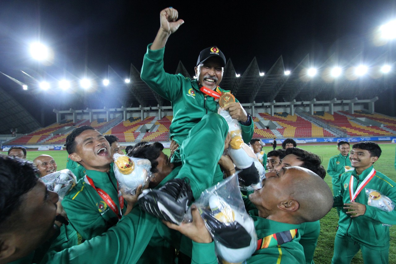Pelatih Fakhri Husaini akhirnya bawa sepakbola meraih medali emas setelah 16 tahun menunggu.