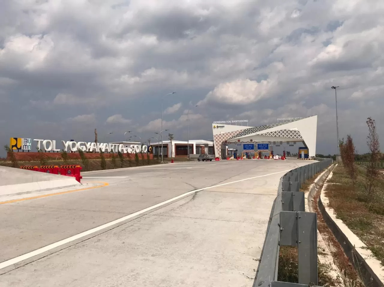 Wajah gerbang Tol Banyudono di kawasan Boyolali yang direncanakan jadi lokasi untuk peresmian Tol Jogja-Solo oleh Presiden Jokowi, sore ini.