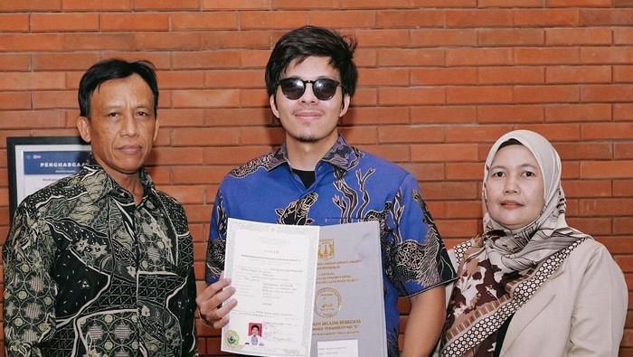 Atta Halilintar menunjukkan ijazah SMA yang dia terima di usianya yang sudah 29 tahun.