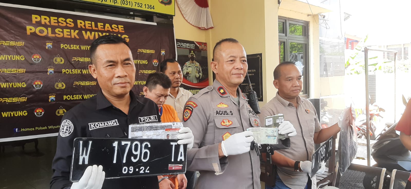 HASIL: Kapolsek Wiyung Kompol Slamet Agus Sumbono, Kamis (19/9), saat menyampaikan rilis penangkapan tersangka Purnomo Adi Suryo, tersangka pencurian mobil milik Budi H.