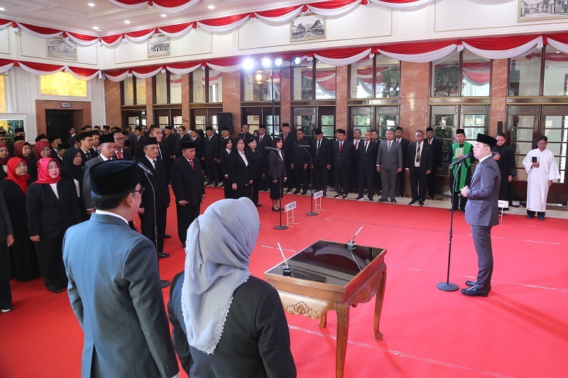 Wali Kota Surabaya Eri Cahyadi melantik 63 ASN di lobby lantai 2 Balai Kota Surabaya, Kamis (19/9).