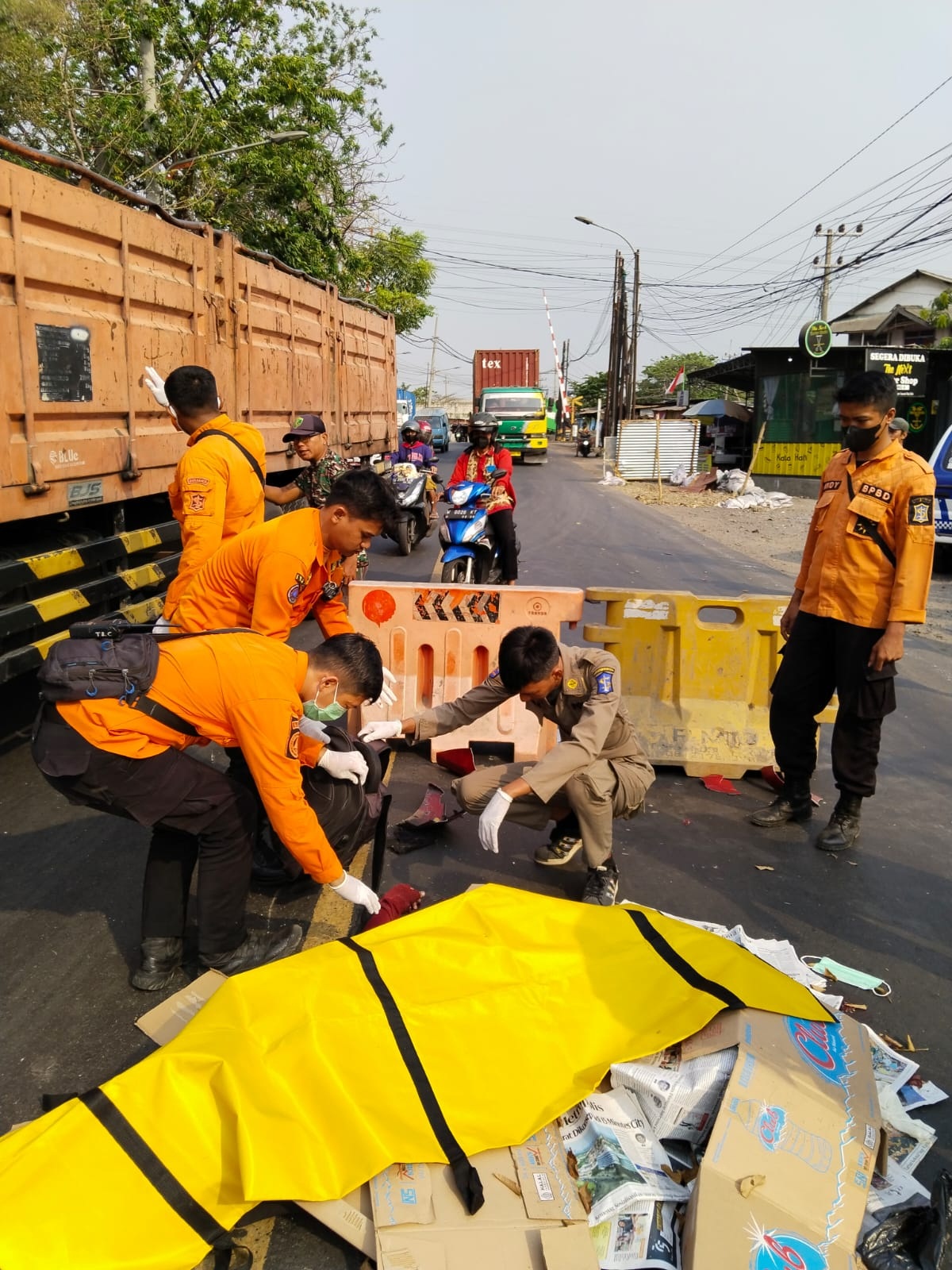 Petugas mengevakuasi mayat Syaiful Bahri untuk dibawa ke RSUD dr Soetomo, Kamis (19/9). (IST)