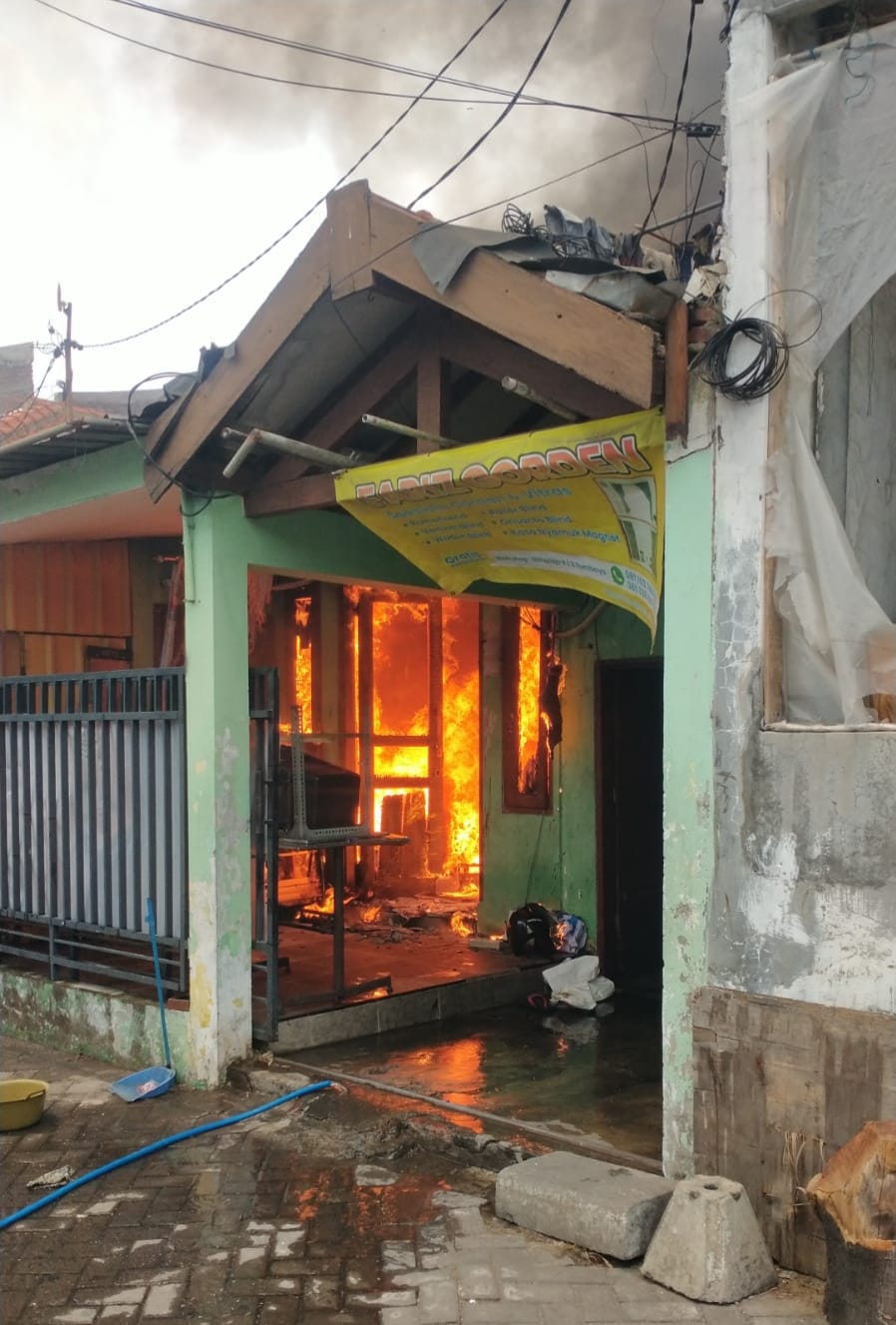 MEMBARA : Api berkobar membakar rumah di Jalan Simorejo X/4, Surabaya, Kamis (19/9)