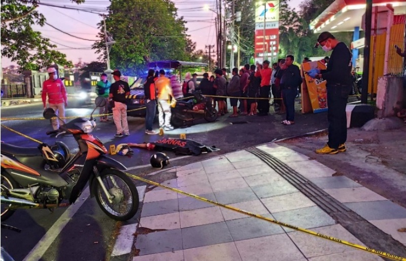 TRAGIS: Petugas dari Polrestabes Semarang saat melakukan olah TKP tewasnya mahasiswa Udinus.