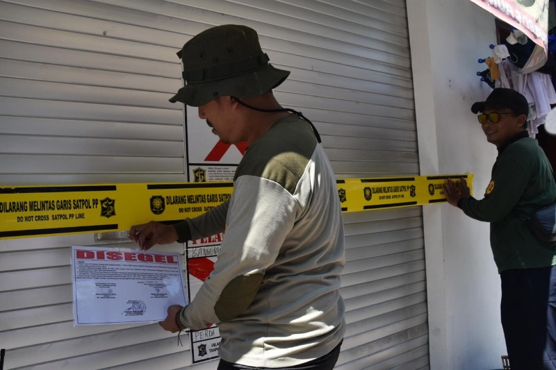 Satpol PP Surabaya menyegal bangunan yang tak memiliki izin PBG.