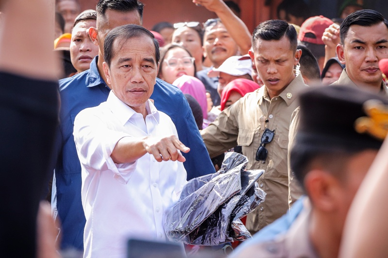 Presiden RI Joko Widodo menyapa warga saat berkunjung ke pasar Dukuh Kupang, Surabaya.