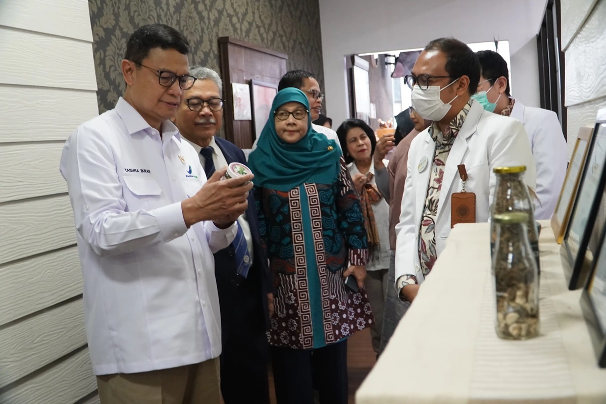 TINJAU: Kepala BPOMProf dr Taruna Ikrar saat  meninjau pengembangan obat herbal di RS Universitas Airlangga Surabaya, Jumat (20/9).