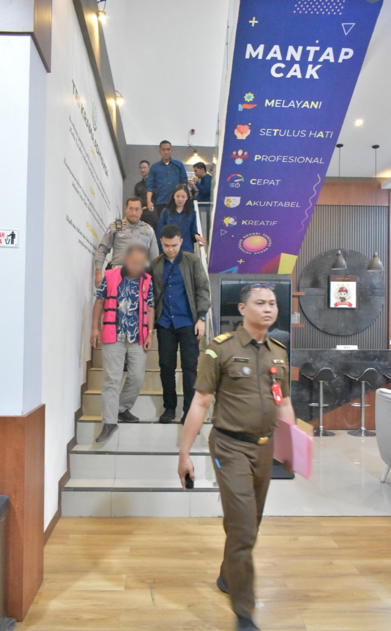 DIKAWAL : Tersangka dugaan korupsi kredit macet, Direktur PT. Wahyu Tirta Manik dijebloskan ke penjara.  &nbsp;