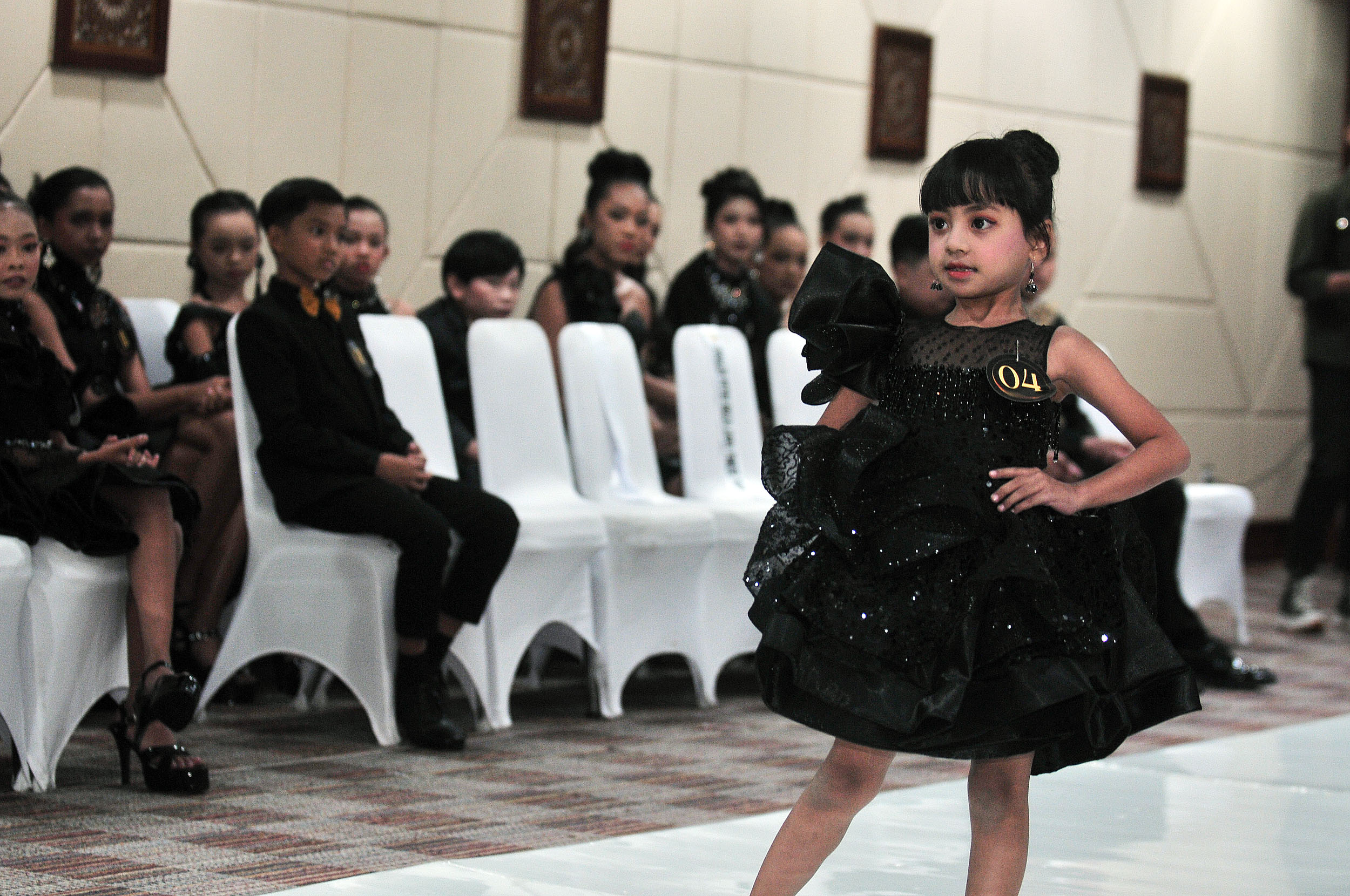 FASHION ANAK: Model anak-anak berpose dalam catwalk Pemilihan Putra dan Putri Jatim 2024 di salah satu hotel di kawasan Gubeng, Surabaya, Jumat (20/9).