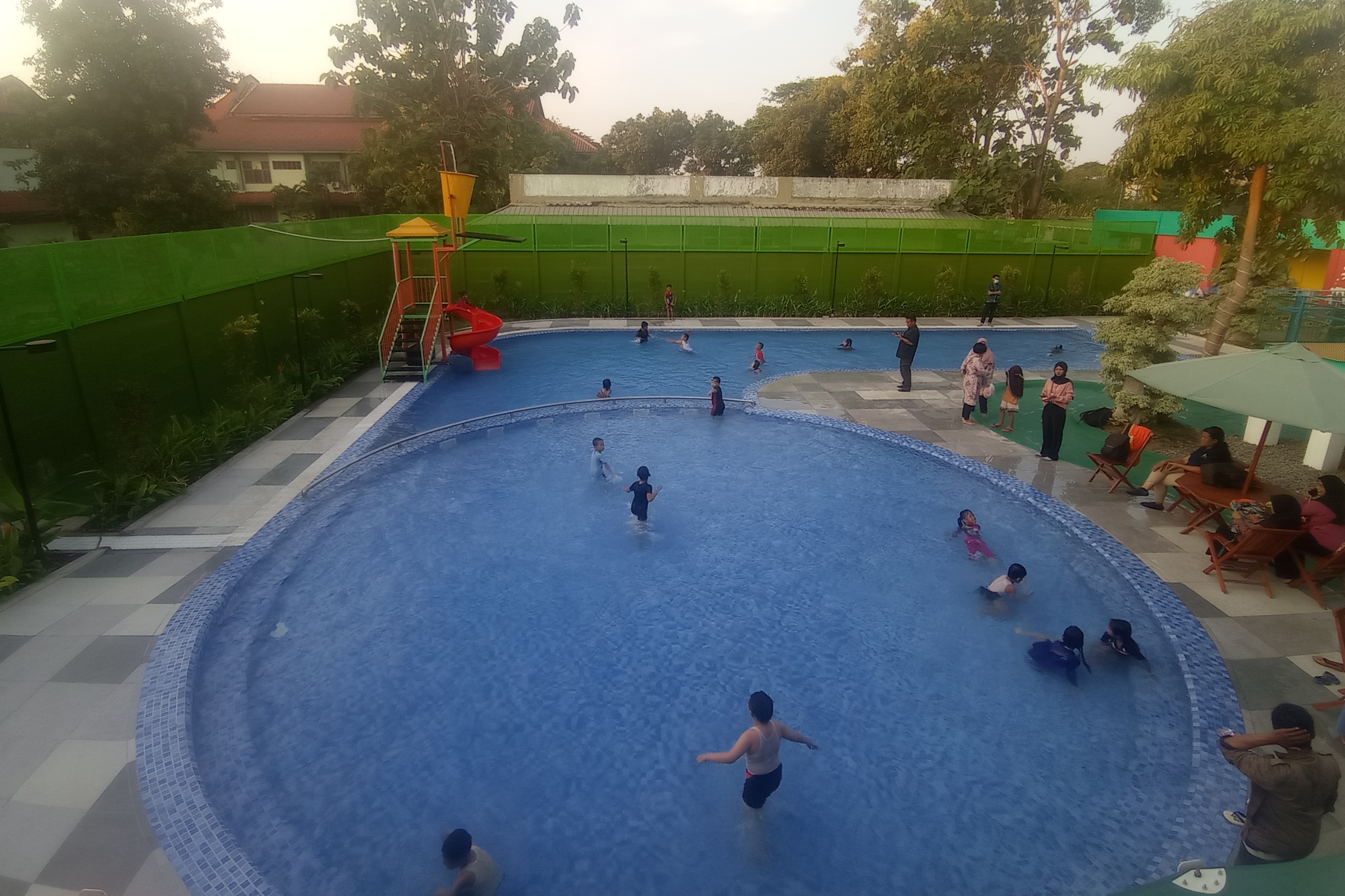 MASIH GRATIS: Warga menikmati wahana yang ada di Jambore Playland yang baru diresmikan di Jambangan, Surabaya.