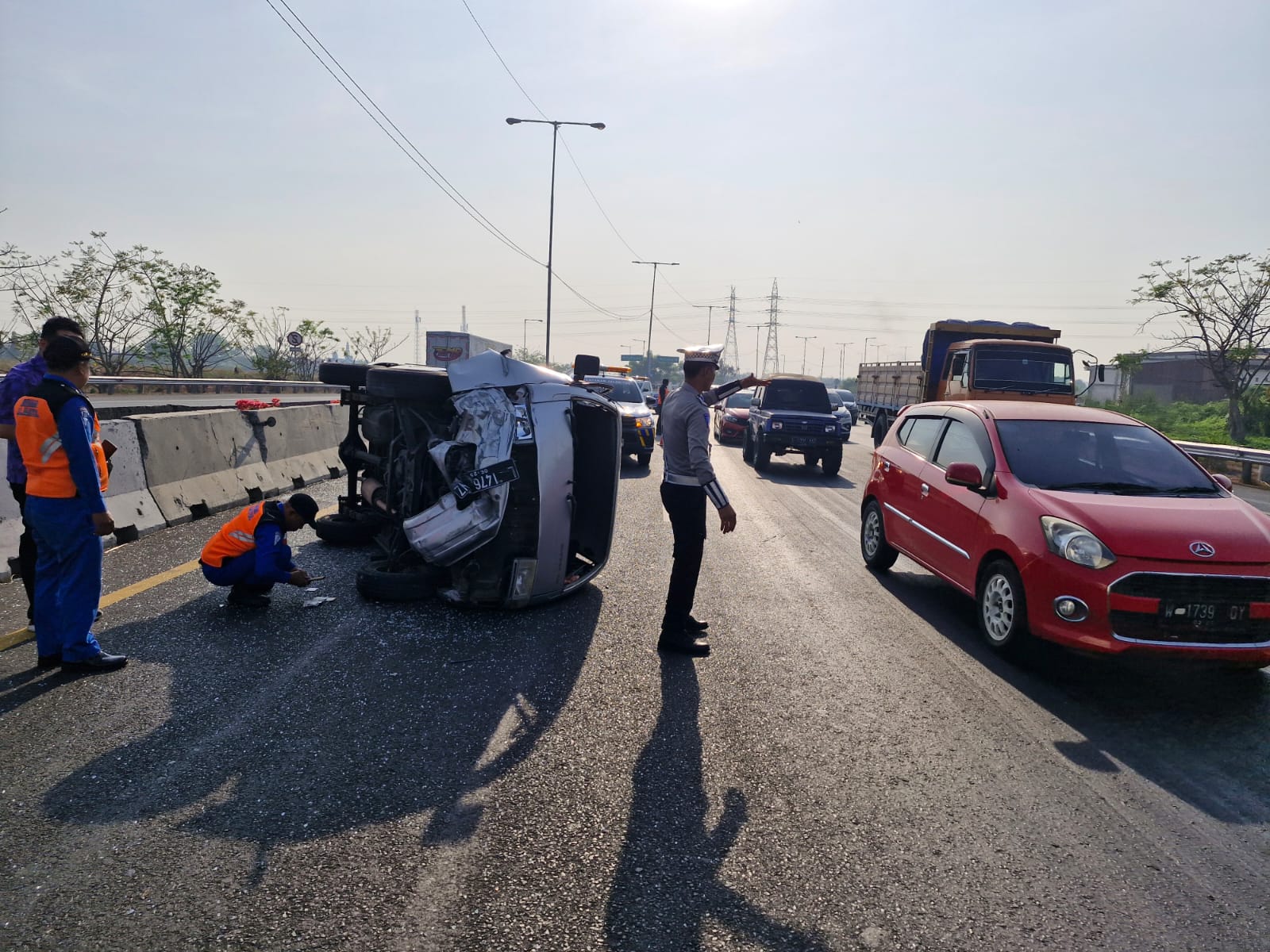 RINGSEK : Kondisi mobil yang terguling usai menabrak beton pembatas jalan di KM 0.600/A Tol Dupak arah Tandes Jumat (20/9).