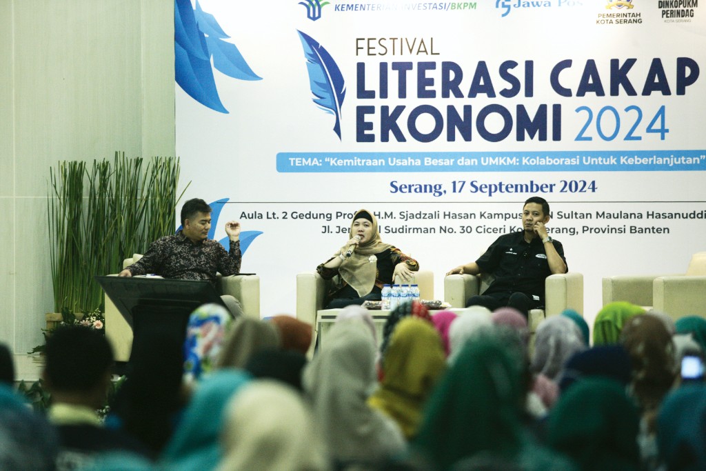 DORONG EKONOMI: Direktur Jawa Pos TV Suprianto, Direktur Pemberdayaan Usaha Kementerian Investasi/BKPM Anna Nurbani, dan Kadiskop UMKM Kota Serang Wahyu Nurjamil dalam Festival Literasi Cakap Ekonomi.