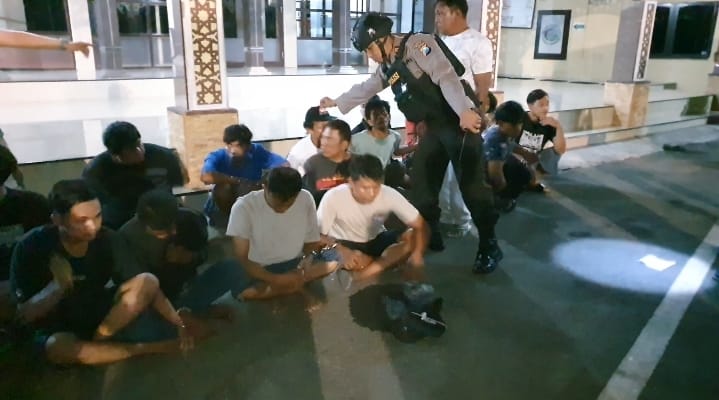 Sebanyak 24 orang terjaring razia yang dilakukan Satresnarkoba Polres Pelabuhan Tanjung Perak di Jalan Kunti, Surabaya. (IST)