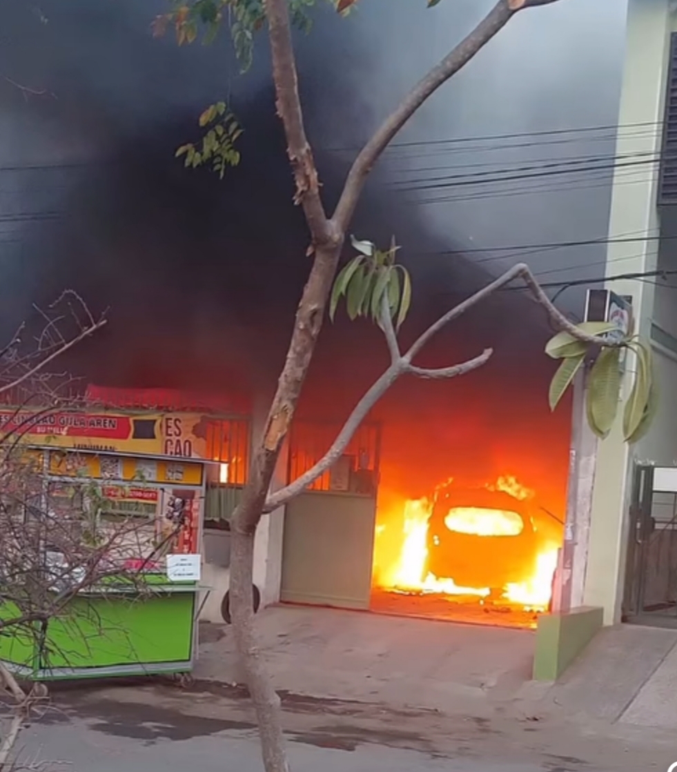 Rumah di Tengger Kandangan Surabaya ludes terbakar. (IST)