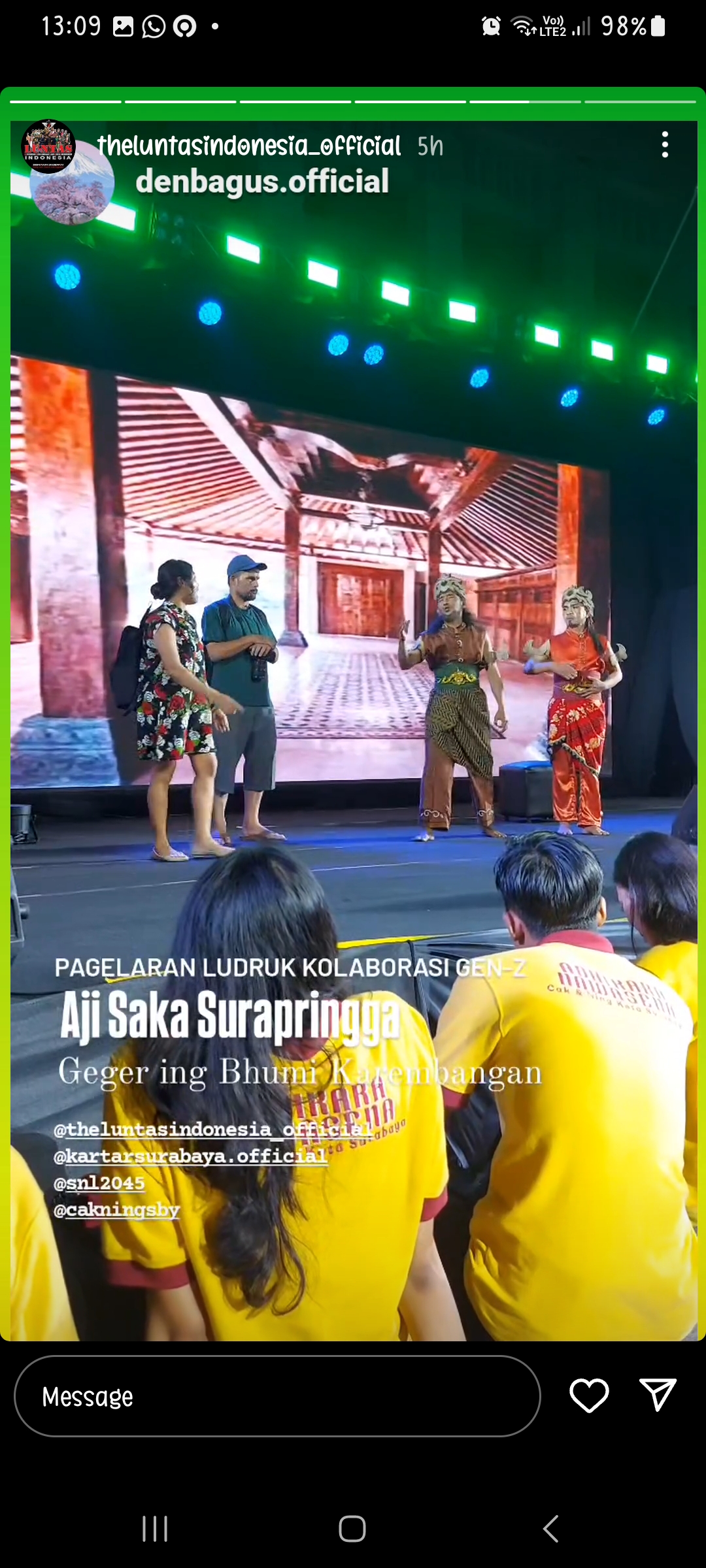 Penampilan ludruk oleh anak muda Surabaya di kawasan wisata Kota Lama, Jumat (20/9) malam.
