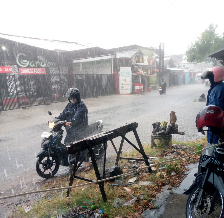 Hujan deras di kawasan Rungkut Surabaya, Senin 23 September 2024. (Lambertus Hurek/Radar Surabaya)