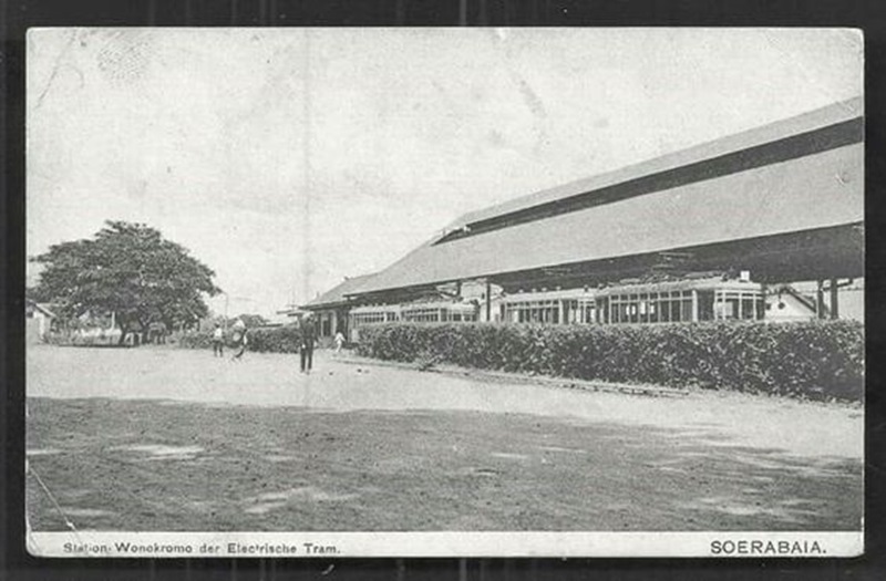 Stasiun Trem Wonokromo sekitar tahun 1920 dimana trem berjajar di dalam depo.