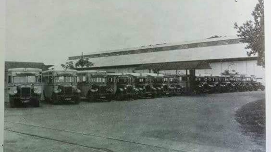 Bus yang mengangkut penumpang dan pekerja Oost Java Stoomtram Matschappij yang tinggal di selatan Surabaya berjajar di depan Stasiun Trem Wonokromo sekitar tahun 1930-an.