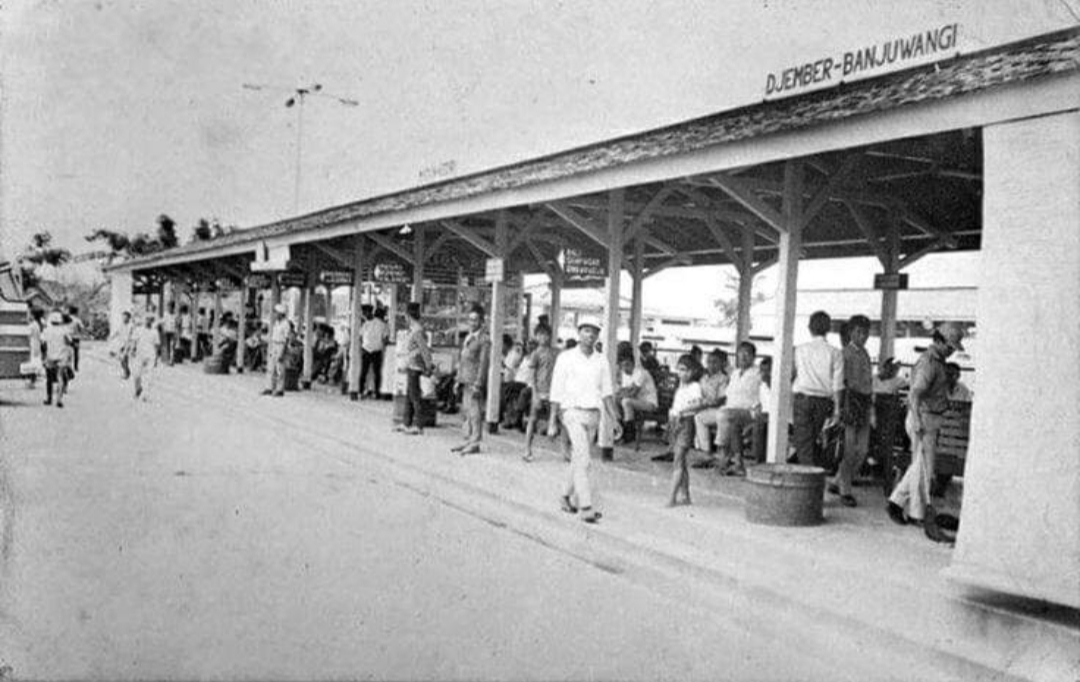 Tahun 1960-an, setelah trem tak beroperasi, Stasiun Trem Wonokromo berubah fungsi menjadi Terminal Joyoboyo.
