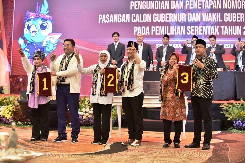 Paslon nomor 1,2 dan 3 menunjukkan nomor urut yang didapatnya dalam pengundian oleh KPU Jatim, Senin (23/9).