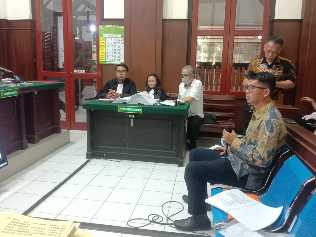 Anderson saat memberikan keterangan di PN Surabaya sebagai saksi. (FAJAR/RADAR SURABAYA)
