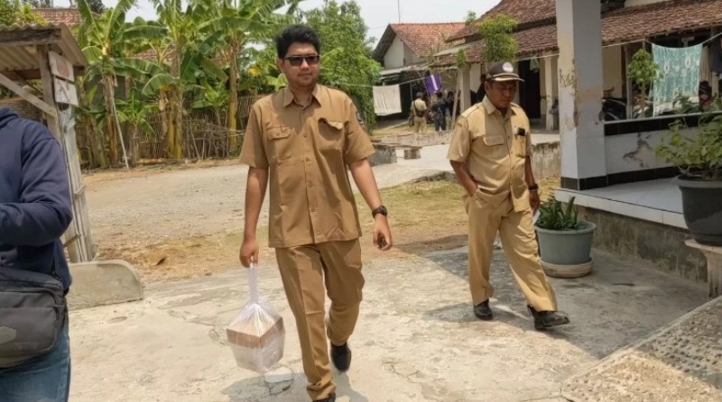CEK: Tim medis mengamankan nasi berkat yang diduga menjadi penyebab warga Desa Junjung, Sumbergempol Tulung Agung Keracunan.