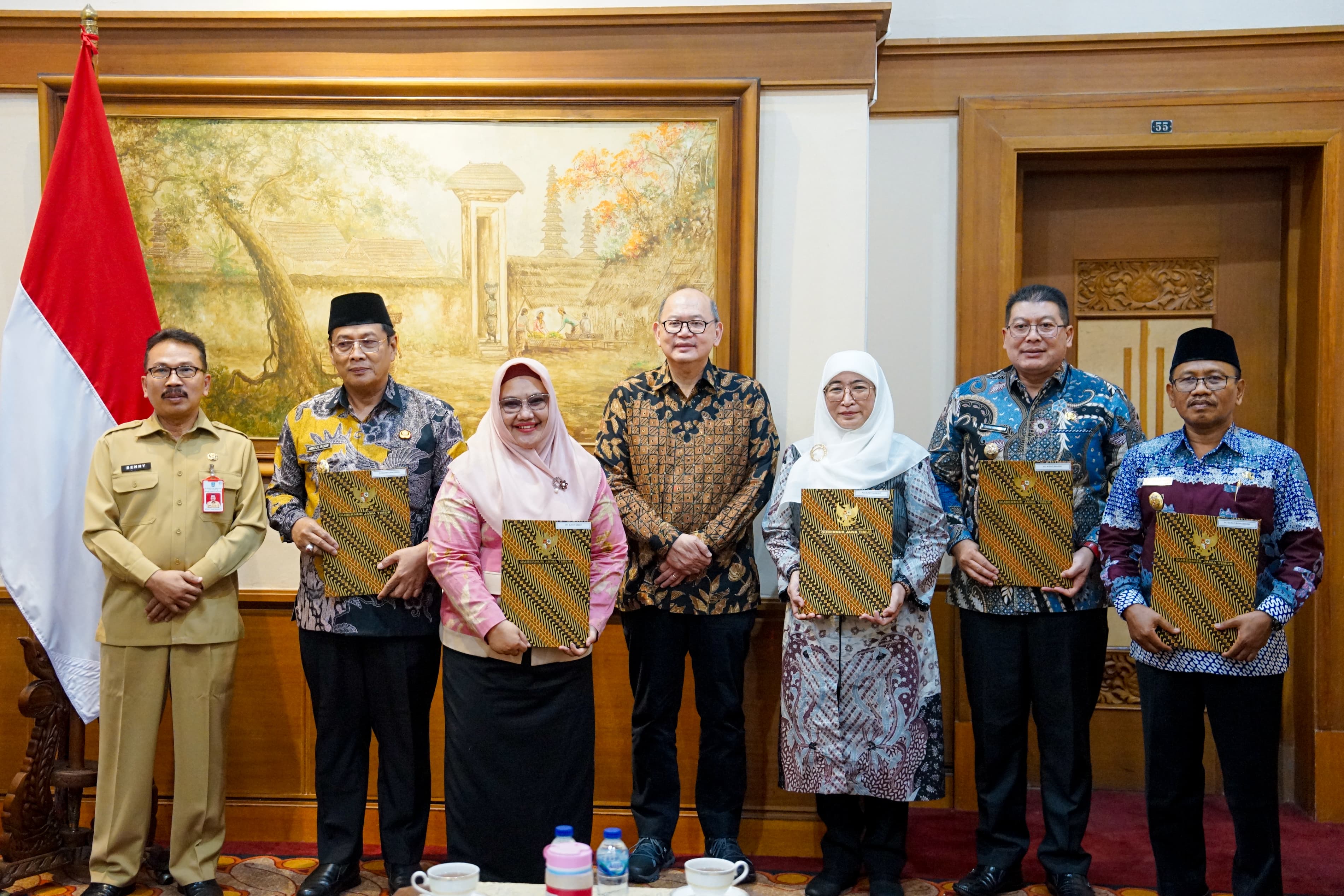 Pj Sekdaprov Jatim Bobby Soemiarsono (empat dari kiri) menyerahkan surat tugas kepada lima Plt bupati di Ruang Kerja Pj Sekdaprov Jatim, Kantor Gubernur Jatim, Jalan Pahlawan.