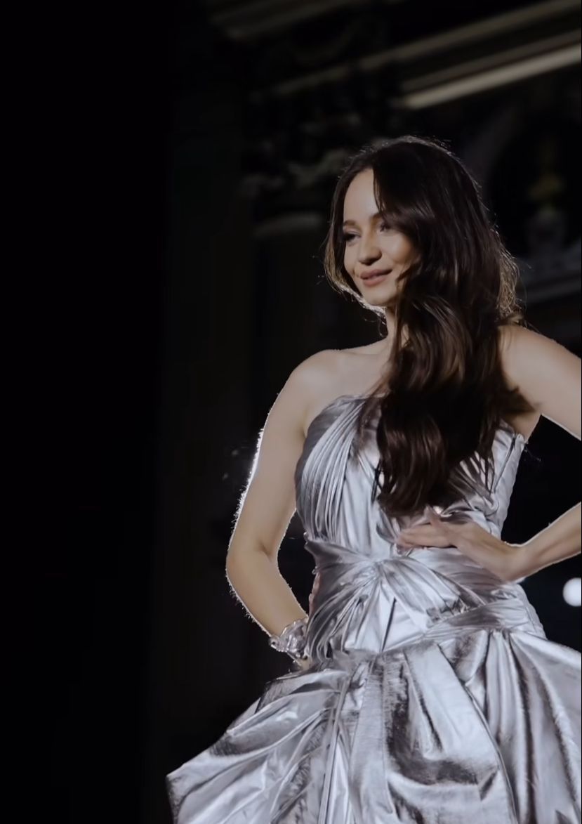 MEMUKAU: Penampilan Enzy Storia dalam salah satu sesi Paris Fashion Week.