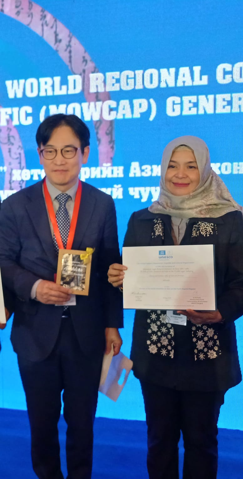 APRESIASI : Kepala Dinas Perpustakaan dan Kearsipan Provinsi Jawa Timur, Ir. Tiat S. Suwardi, M.Si saat menerima anugerah MoWCAP (Memory of the World Committee Asia and The Pasific) untuk arsip P3GI.