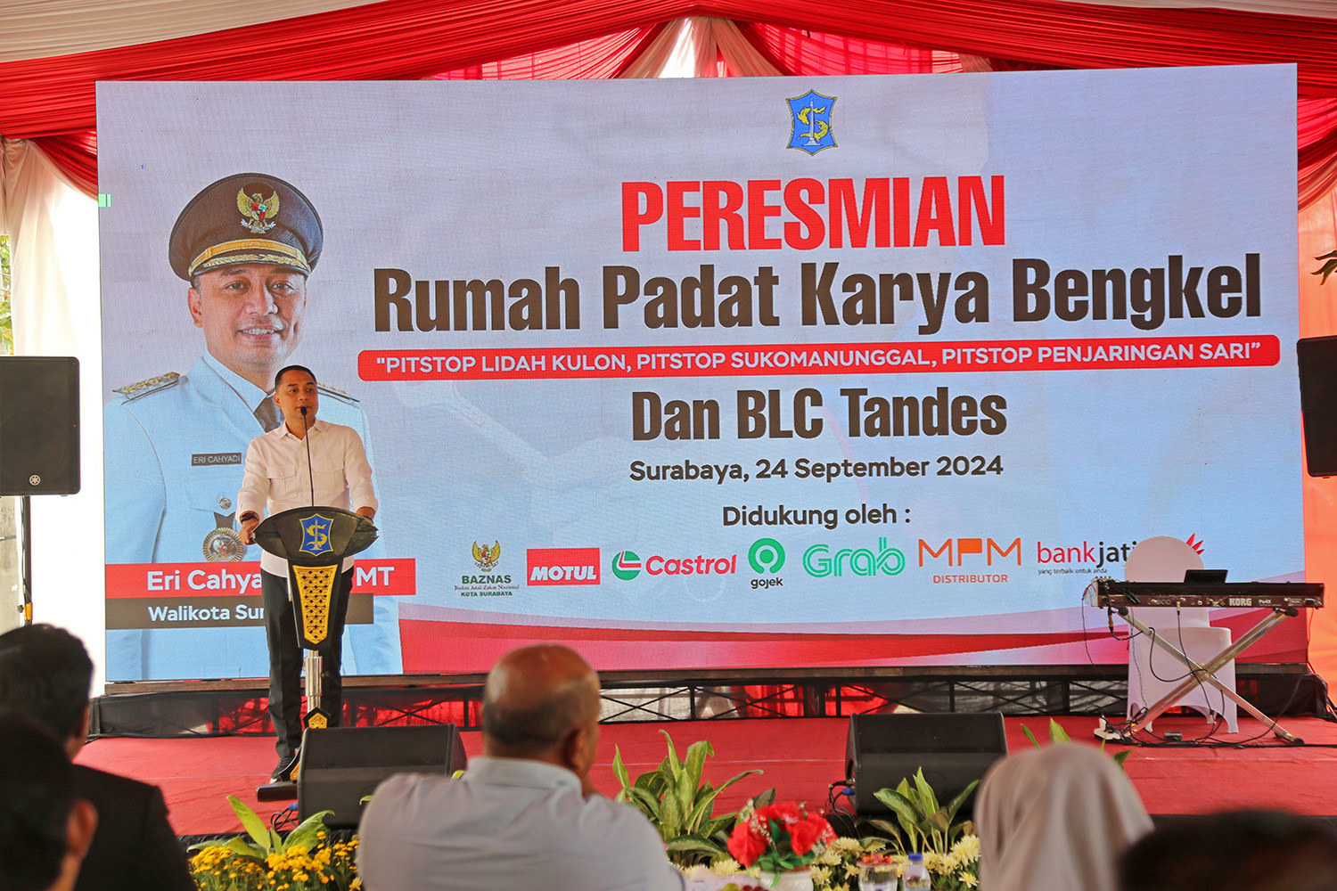 BERI DAMPAK KE MASYARAKAT: Wali Kota Surabaya Eri Cahyadi saat meresmikan rumah padat karya di kawasan Tandes, Surabaya.