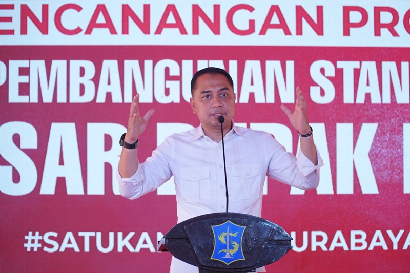 wali Kota Eri Cahyadi saat mencanangkan pembangunan Pasar Dupak Rukun.