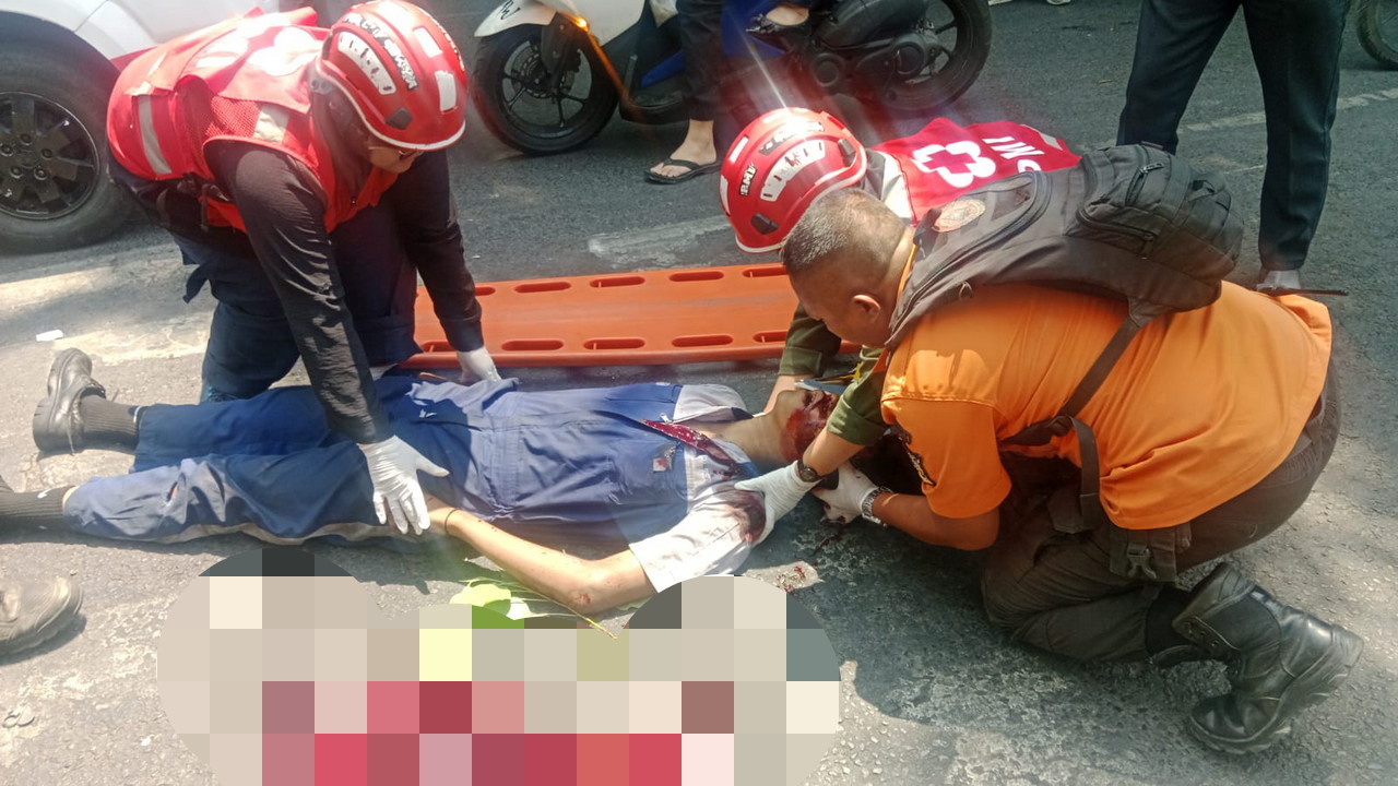 Korban TSSN saat dievakuasi petugas ke rumah sakit usai terlibat kecelakaan di Jalan Dinoyo, Surabaya. (IST)