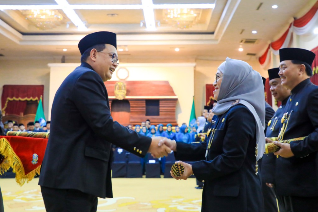 Pj Gubernur Jatim Adhy Karyono menyalami Restilu Novi Widiani yang dilantik menjadi Pjs Wali Kota Surabaya selama masa Pilkada Surabaya 2024.
