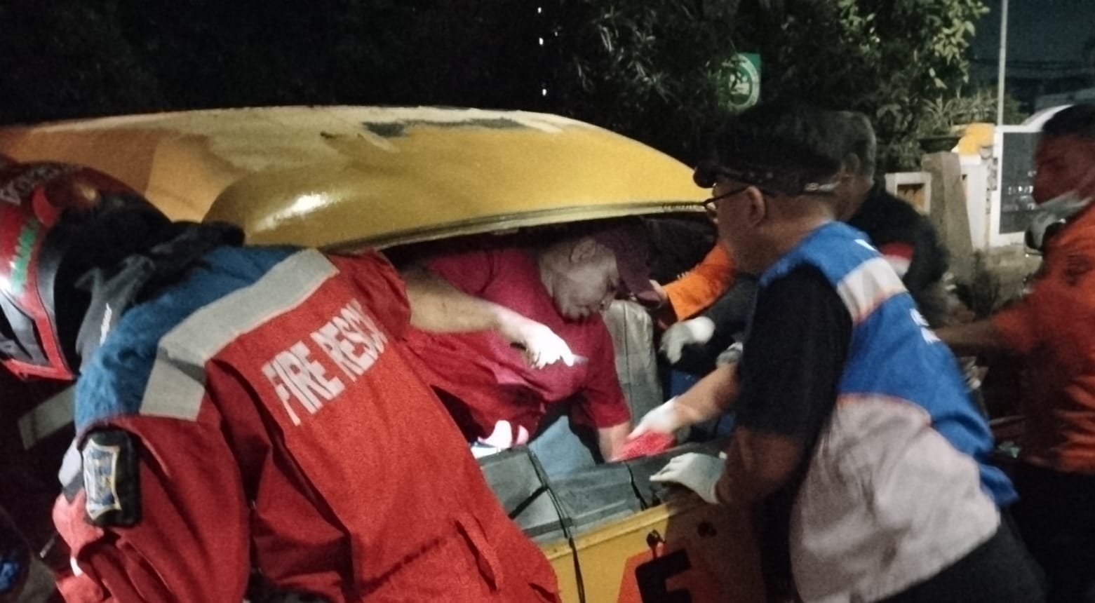 Petugas DPKP mengevakuasi sopir angkot Syaiful yang terjepit di dalam mobil usai menabrak pembatas dan mobil di Jalan Jagir, Surabaya.(IST)