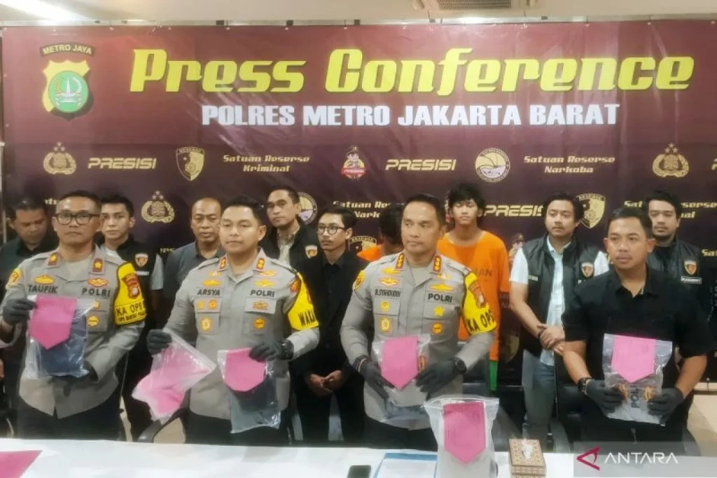 Polres Metro Jakarta Barat mengadakan jumpa pers pengungkapan kasus penyiraman air keras kepada petugas patroli, Selasa (24/9/2024).