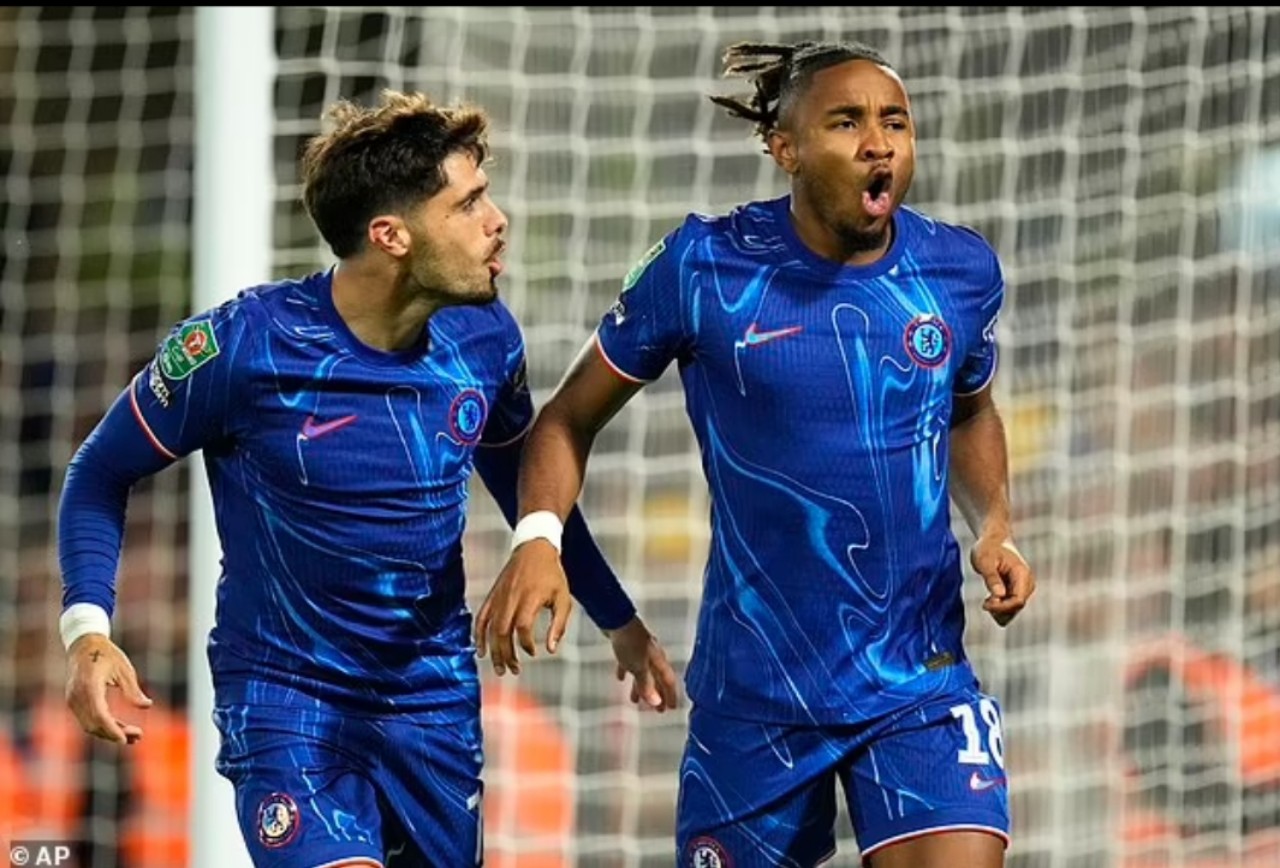Christopher Nkunku (kanan) memanfaatkan start terbaiknya melawan Barrow dengan mencetak tiga gol