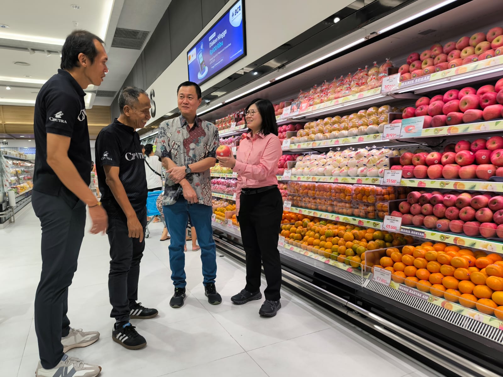 TINJAU STAND: Dari Kiri; Lauw Hendra, Sutoto Yakobus, Rudy Wirawan dan Felicity Luck meninjau stand buah-buahan saat pembukaan Hoky CitraLand Surabaya.