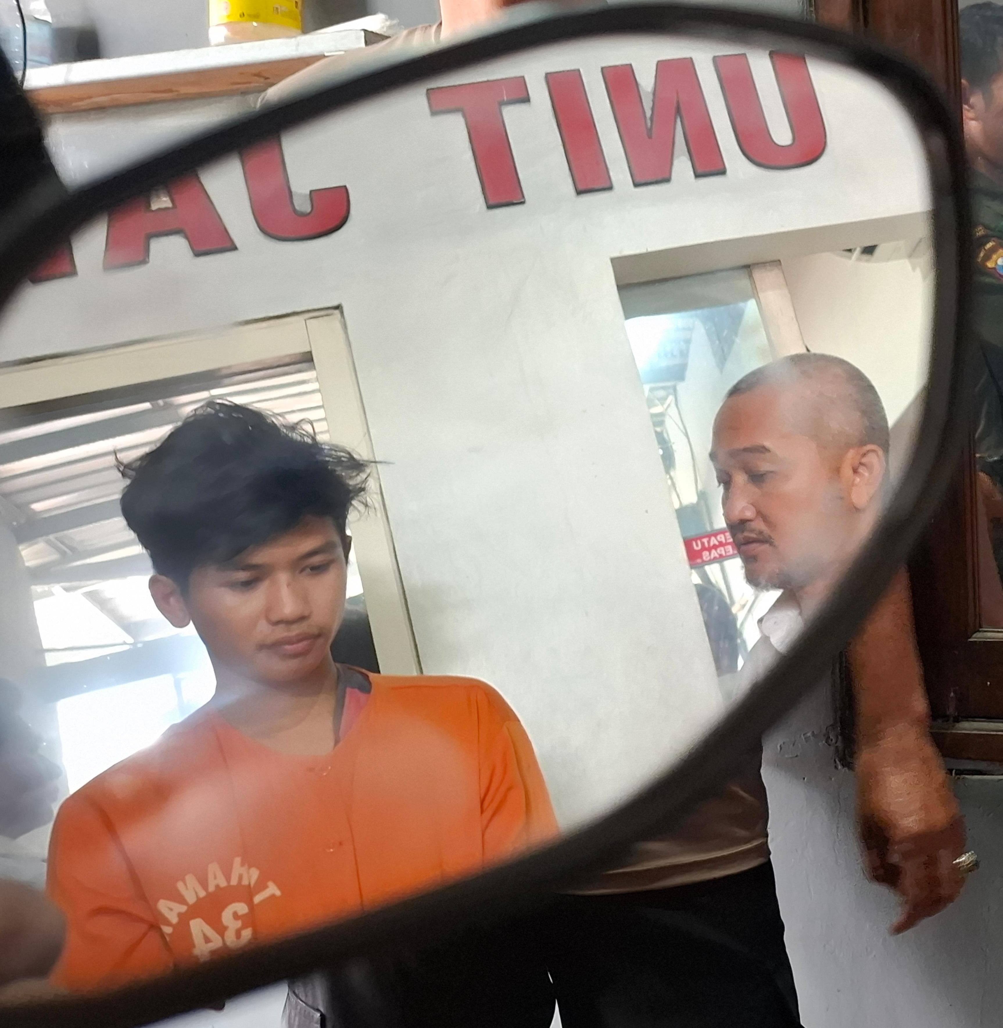 LEMAS: Tersangka MY saat diamankan polisi. Ia menjadi perantara penjualan motor hasil begal di Jalan Pogot Baru, Surabaya.