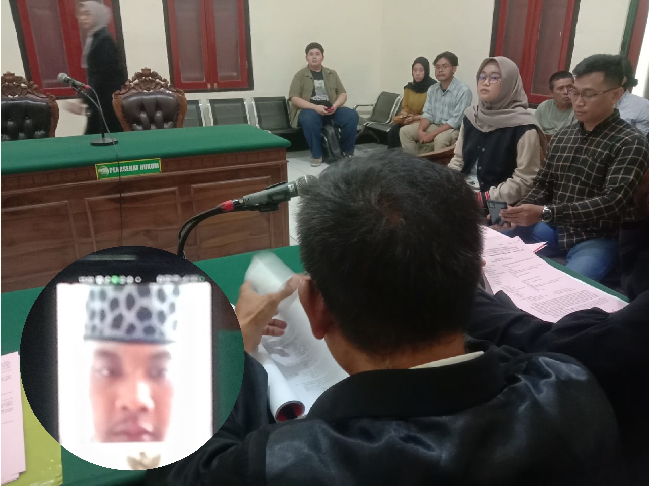 KETERANGAN: Vina Agustina selaku pemilik sepeda motor dan Devi Firmansyah saksi penangkap di Pengadilan Negeri (PN) Surabaya. Inset: Terdakwa Moch Asril Septian